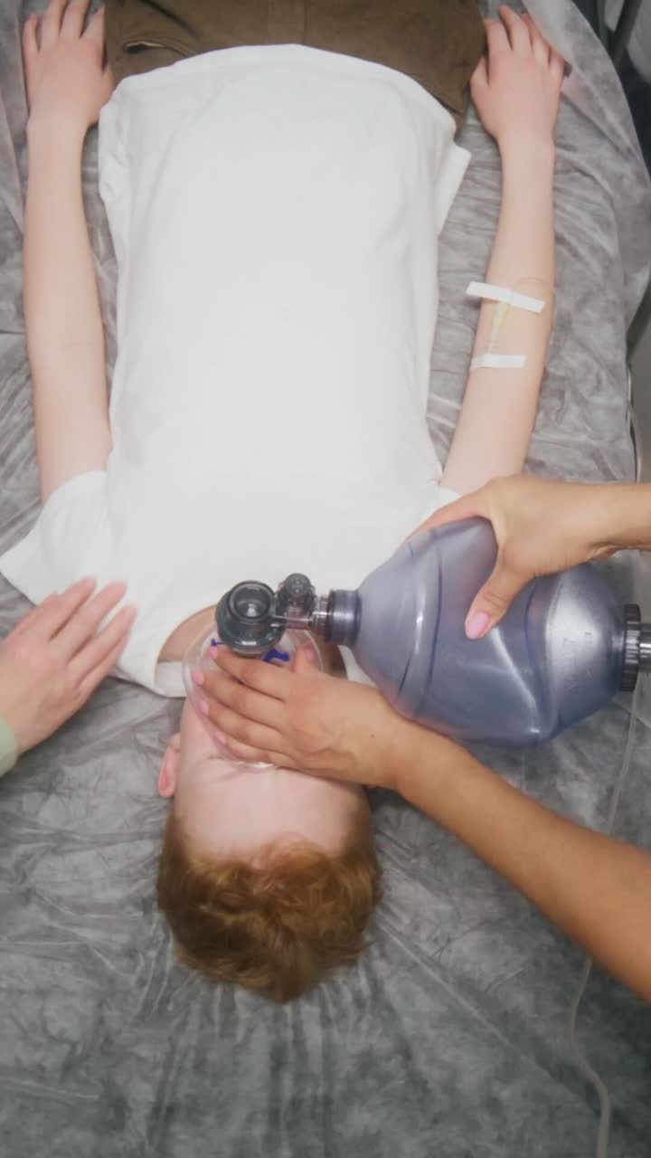 niño que recibe asistencia médica