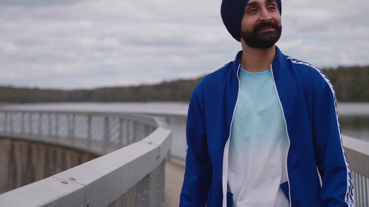 um homem punjabi sikhi com bigode andando na ponte
