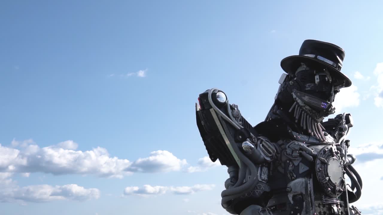 escultura de robot de metal reciclado