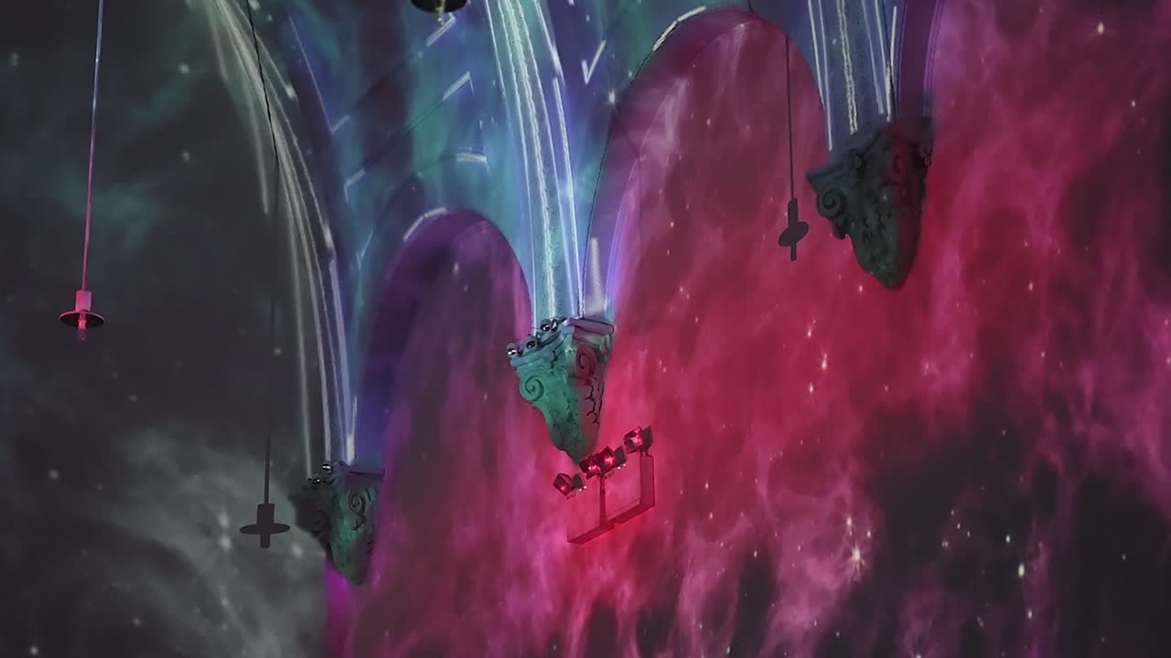 오로리움 제네시스, 런던, 영국 의 조명 변화