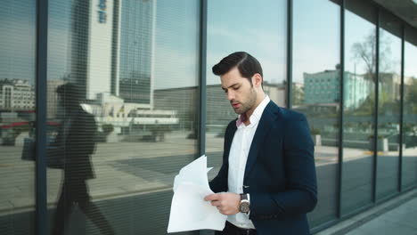 Primer-Hombre-De-Negocios-Tachonando-Documentos.-Hombre-De-Negocios-Tirando-Papeles-A-La-Calle