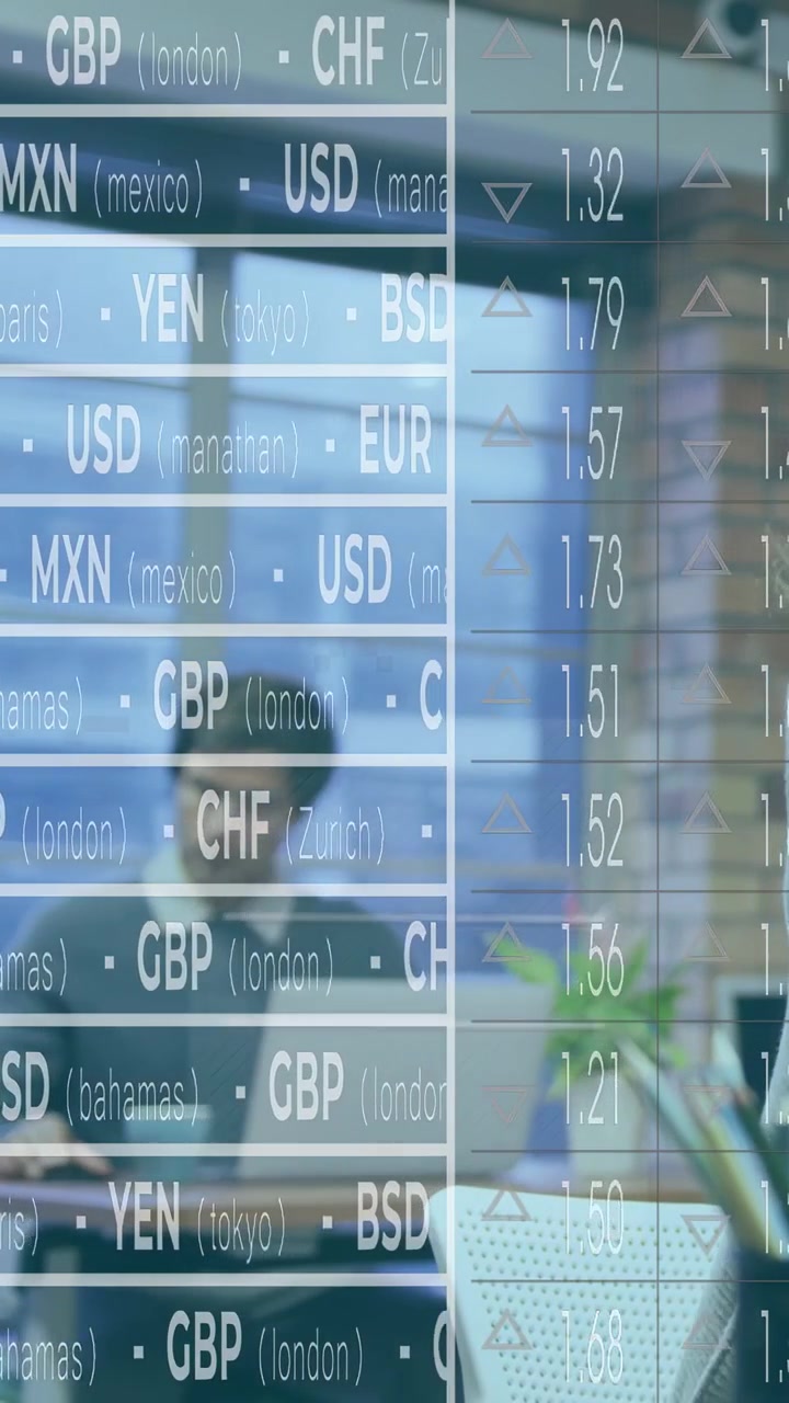 Video verticale: Uomo che digita su un laptop dietro un vetro, causando cambiamenti nel ticker FX per il trading.