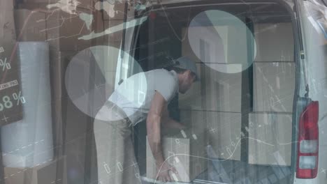 animación del procesamiento de datos financieros sobre el repartidor cargando el coche fuera del almacén