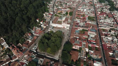 Vista-Aérea-Panorámica-Del-Paisaje-Urbano-Con-San-Cristóbal-De-Las-Casas-En-Chiapas,-México.