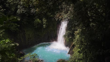 哥斯大黎加 (rio celeste) 是一個偏遠的熱帶雨林的景觀瀑布, 旅遊和度假目的地.