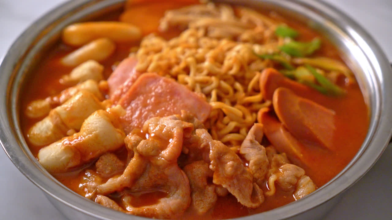 budae jjigae 또는 budaejjigae