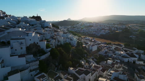 Pueblo-De-Montaña-De-Olvera-Al-Amanecer-En-La-Provincia-De-Cádiz,-Andalucía,-España