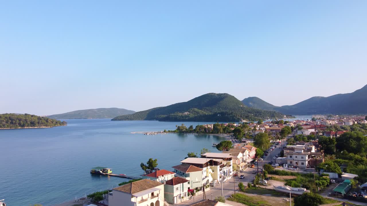 Vista aérea do porto da cidade costeira de Nidri na costa leste da ilha de Lefkada, Grécia.