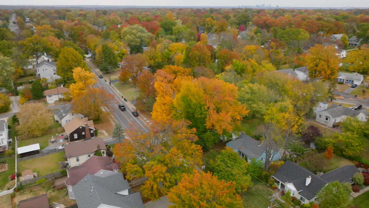 antena del barrio de kirkwood en otoño con panorámica justo sobre la calle y las casas
