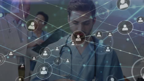 animación de personas conectadas iconos y puntos sobre médico caucásico masculino usando tableta digital