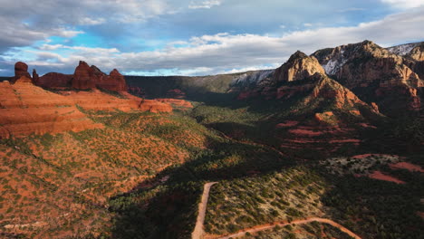 Impresionante-Vista-De-Los-Cañones-De-Oak-Creek-Dentro-Del-Bosque-De-Coconino-Sobre-Sedona,-Arizona,-EE.UU.