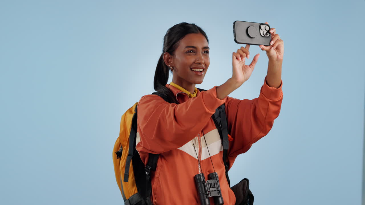 mujer, teléfono y mochila para la fotografía