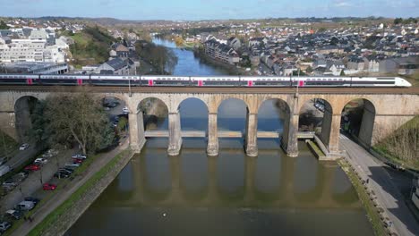 Tren-Que-Pasa-Por-El-Puente-Ferroviario-De-Laval,-Mayenne,-Francia