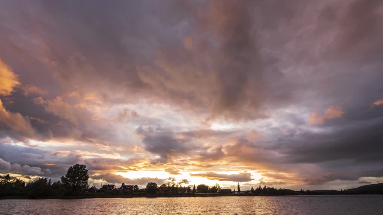 아름다운 일몰과 흐린 하늘의 시간 경과