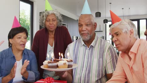 Fröhliche-ältere,-Vielfältige-Menschen-Bei-Geburtstagsfeier-Mit-Kuchen-Und-Geschenken-Im-Altersheim