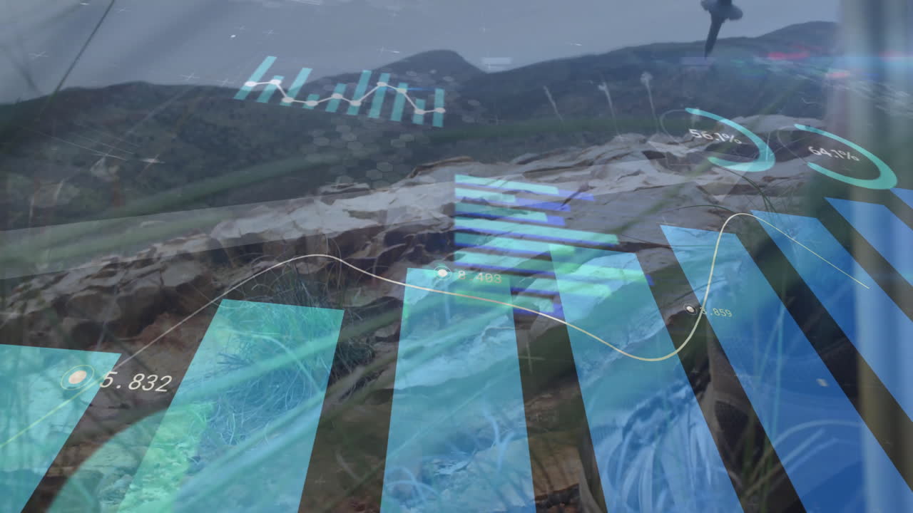 산에서 하이킹하는 백인 남성에 대한 금융 데이터 처리의 애니메이션