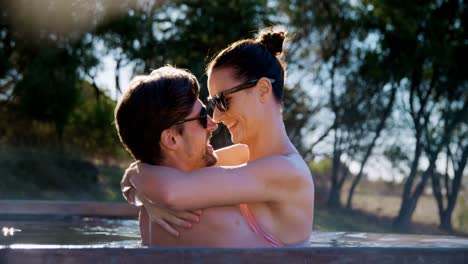 pareja abrazándose en la piscina 4k