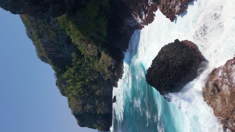 olas rompiendo en el acantilado rocoso del cabo de samaná en la república dominicana