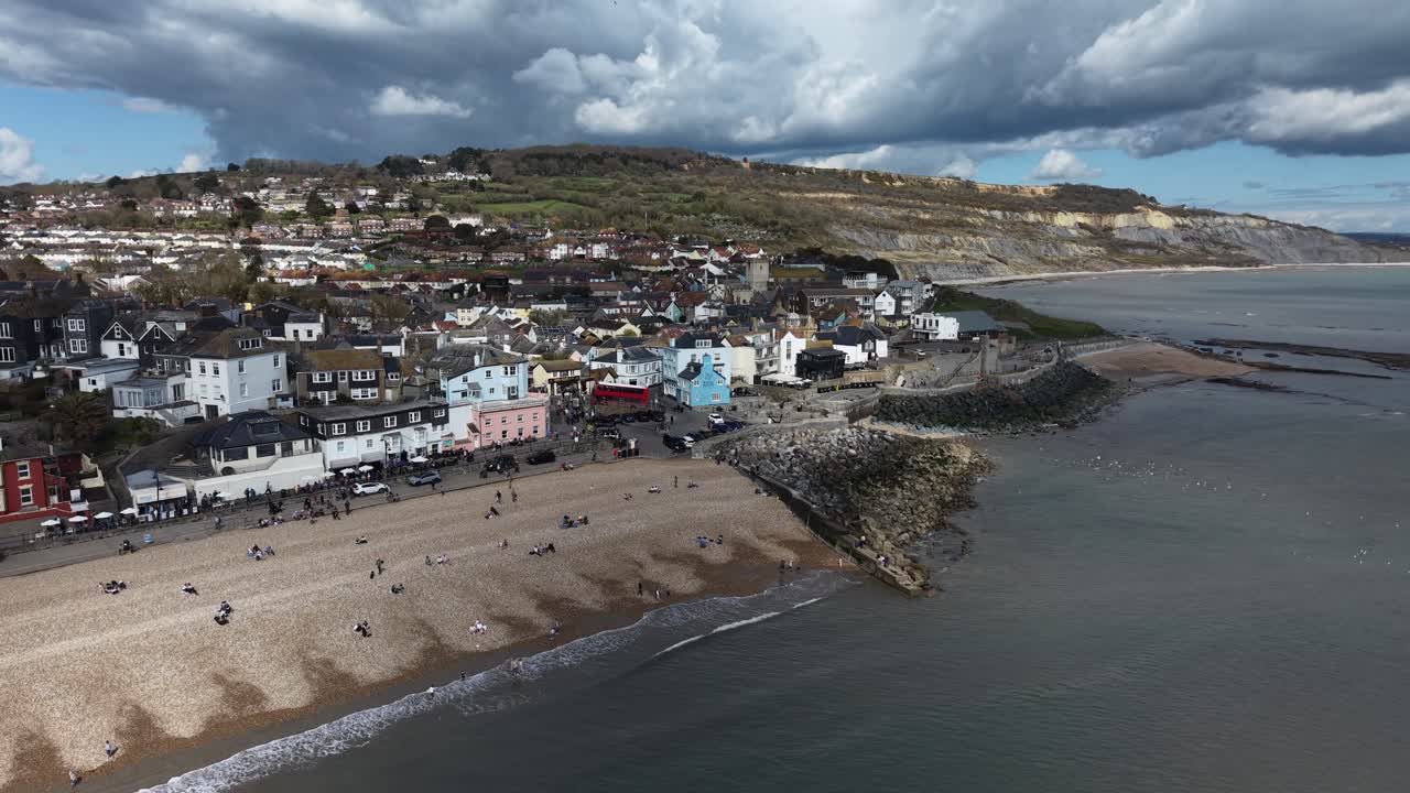 Strand Lyme Regis Devon UK dramatisk himmelbaggrund drone luftfoto