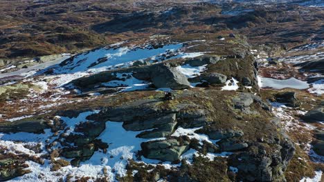 fotógrafo paisajista con telezoom en el pico de la montaña rodeado de un paisaje impresionante - montaña nesheim en la órbita aérea de noruega vaksdal alrededor de una persona con cámara durante la temporada de otoño