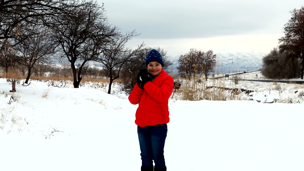 겨울 휴가 에 행복 한 학교 소년