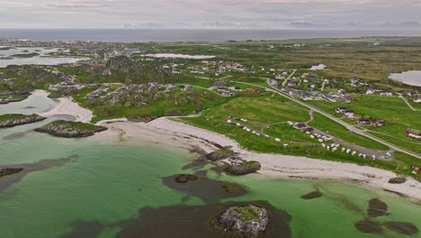 Andenes-Noruega-V6-Vista-De-Pájaro-Drone-Sobrevuelo-Zona-De-Acampada-Costera,-Inclinación-Hacia-Arriba-Capturando-El-Pequeño-Pueblo-De-La-Ciudad,-El-Aeropuerto-De-Andøya-En-El-Fondo-Y-El-Horizonte-Infinito---Filmado-Con-Mavic-3-Cine---Junio-De-2022