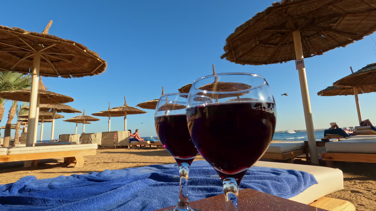 bella dama en bikini camina hacia la cama de la playa para celebrar