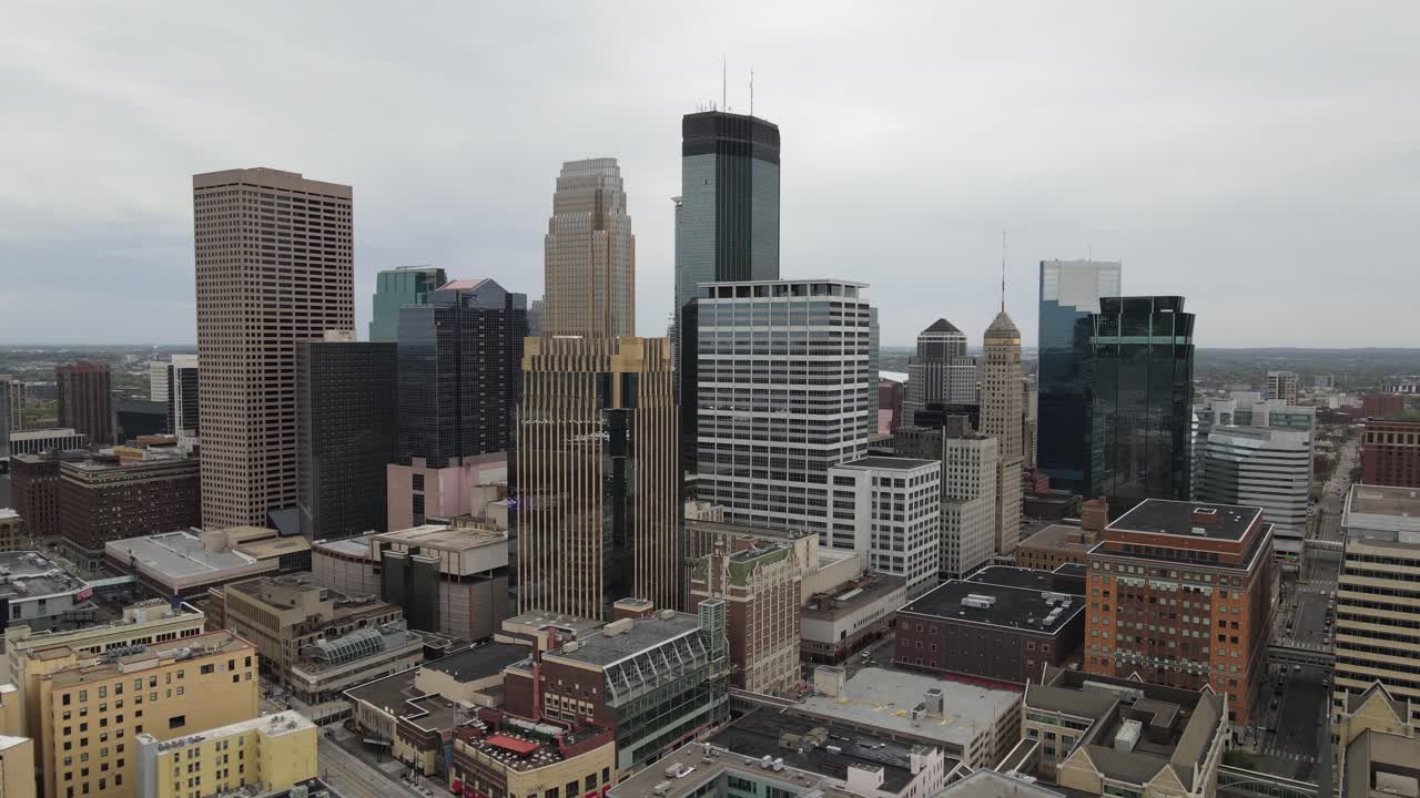 Video drone dello skyline di Minneapolis, Minnesota in 4K