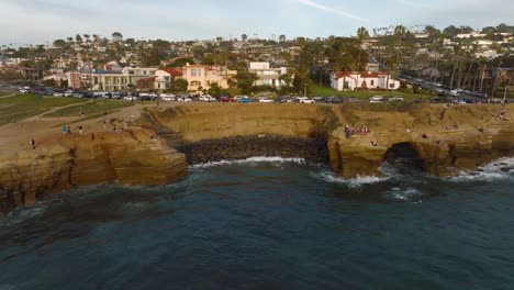 Point-Loma,-San-Diego,-California---Una-Vista-Panorámica-De-Los-Acantilados-Al-Atardecer---Retroceso-Aéreo