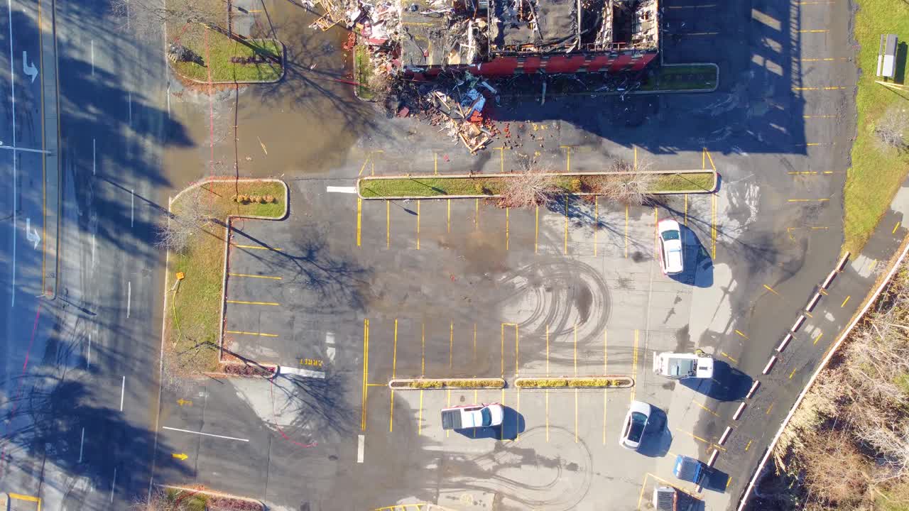 도로 청소기를 따라 드론이 철거된 건물 밖에서 망진창을 돌고 있습니다.