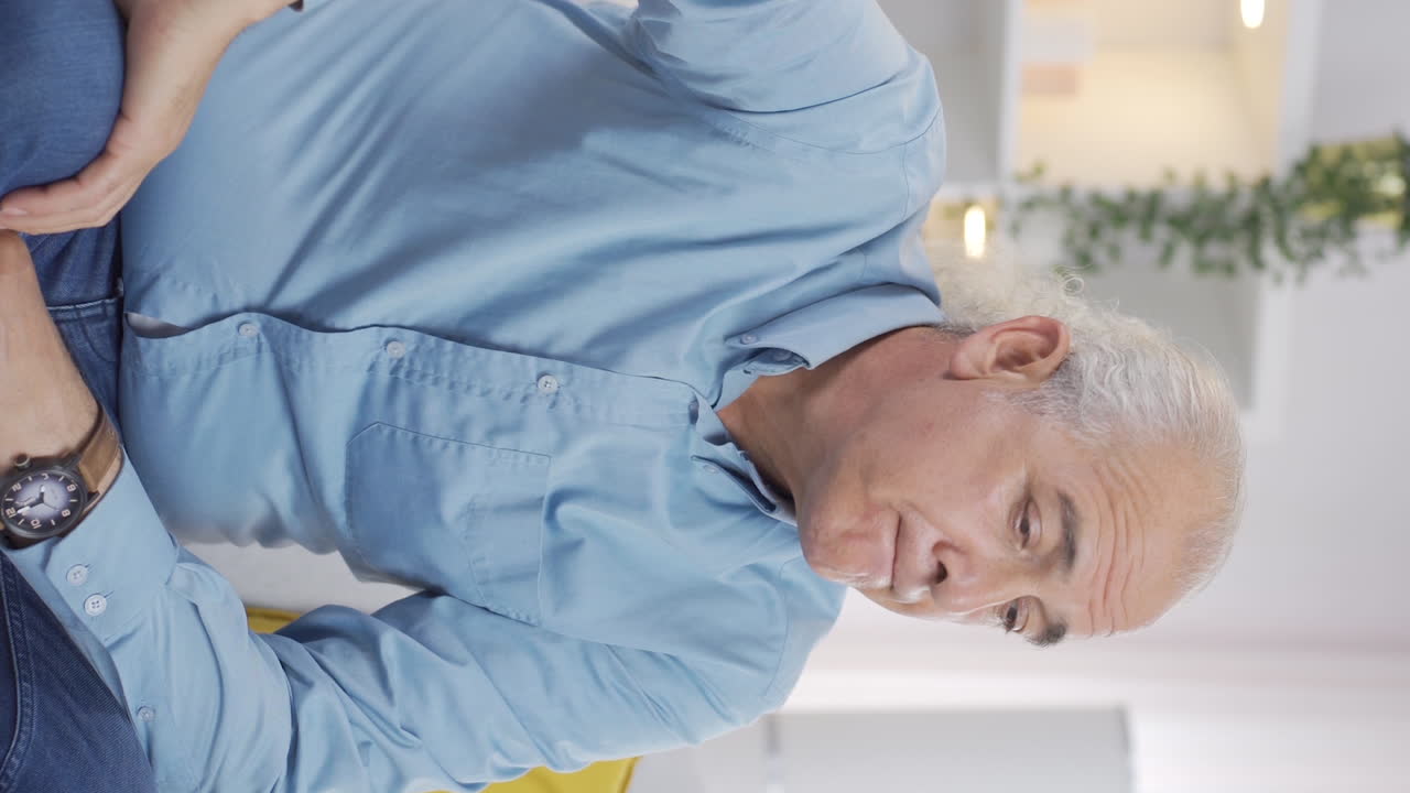 el video vertical del anciano problemático es reflexivo, no está bien.