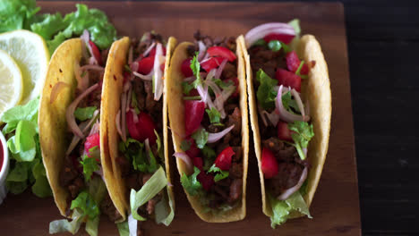 tacos con carne y verduras - estilo de comida mexicana