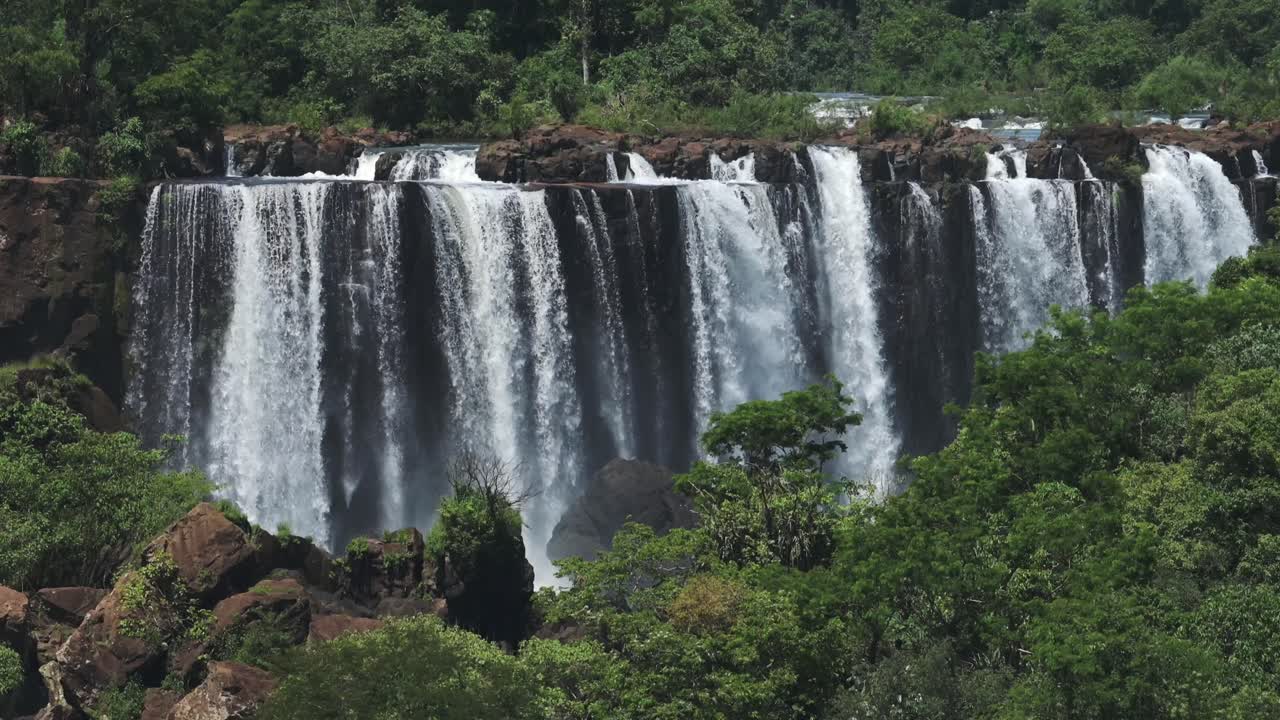 hermosos árboles y paisajes verdes con un gran grupo de enormes cascadas en iguazu, brasil, increíble paisaje pintoresco de la selva y fila de cascadas brillantes en el paisaje natural de la selva tropical