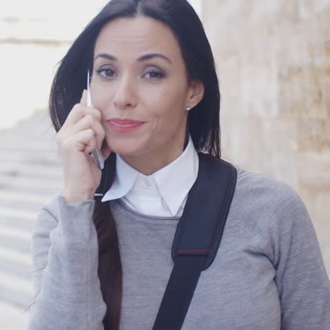 mujer al teléfono con expresión atónita