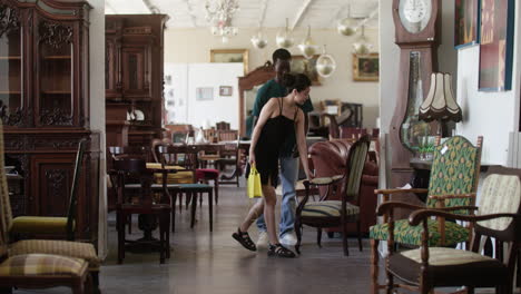 Amigos-En-Una-Tienda