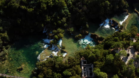 Cascadas-En-El-Río-Krka,-Parque-Nacional,-Dalmacia,-Croacia---Antena-Arriba-Hacia-Abajo