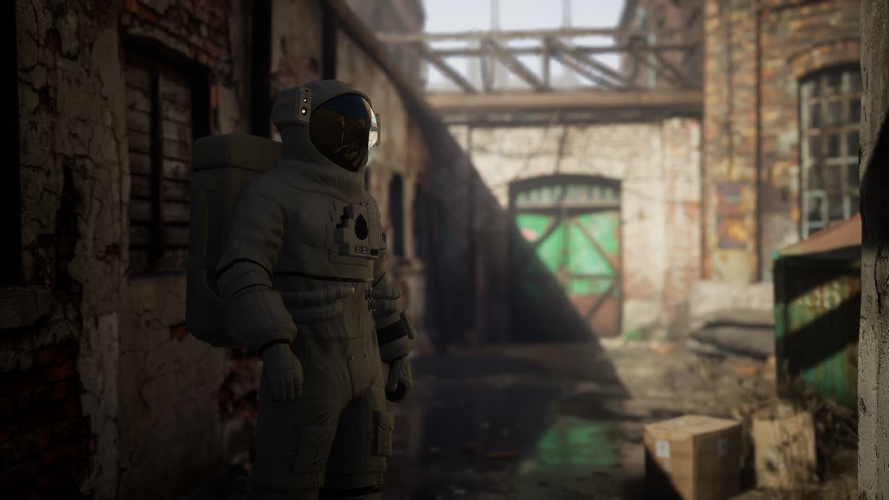 astronauta perdido cerca de edificios industriales abandonados de la vieja fábrica