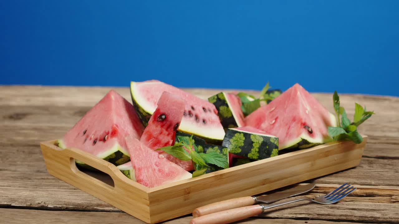 트레이에 개진 수박은 천천히 회전합니다.