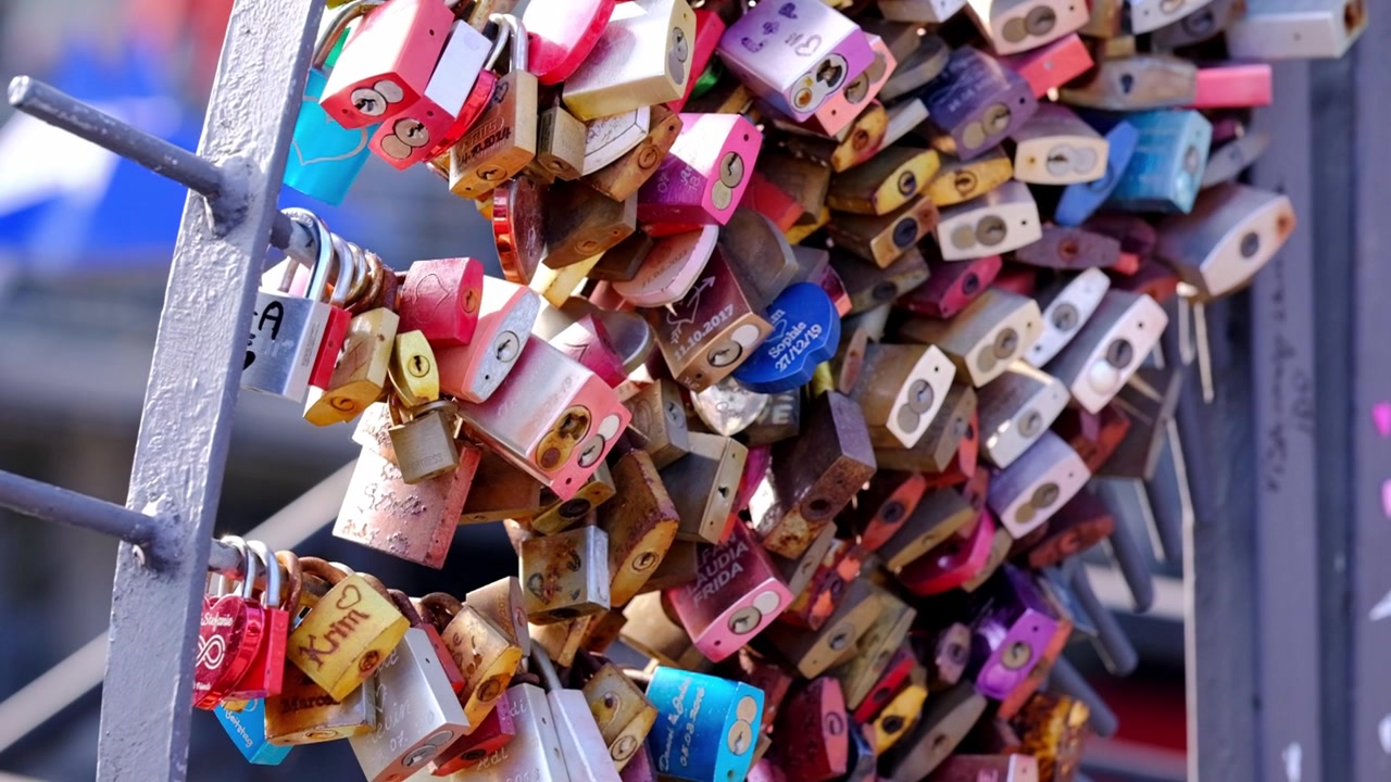 Decine di lucchetti dell'amore su un ponte ad Amburgo, Germania