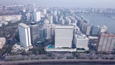 Vista-Desde-Arriba-Del-Hotel-Trident-En-Marine-Drive,-Punto-Nariman,-Mumbai,-India---Retirada-De-Drones