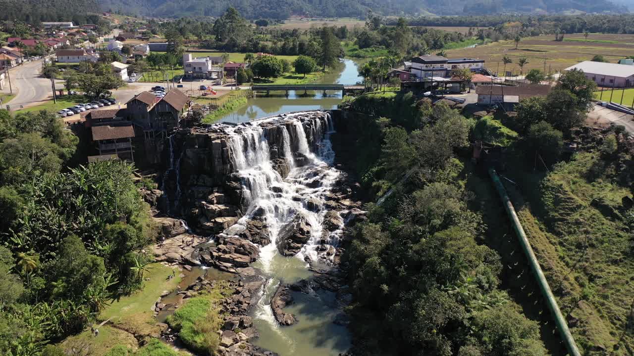 vista de drones de la cascada y el restaurante adyacente, chalet en santa catarina, brasil
