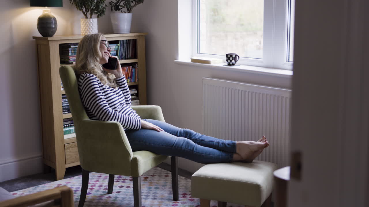 mujer hablando por teléfono en casa
