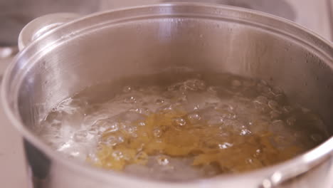 cerca de la pasta hirviendo en el agua