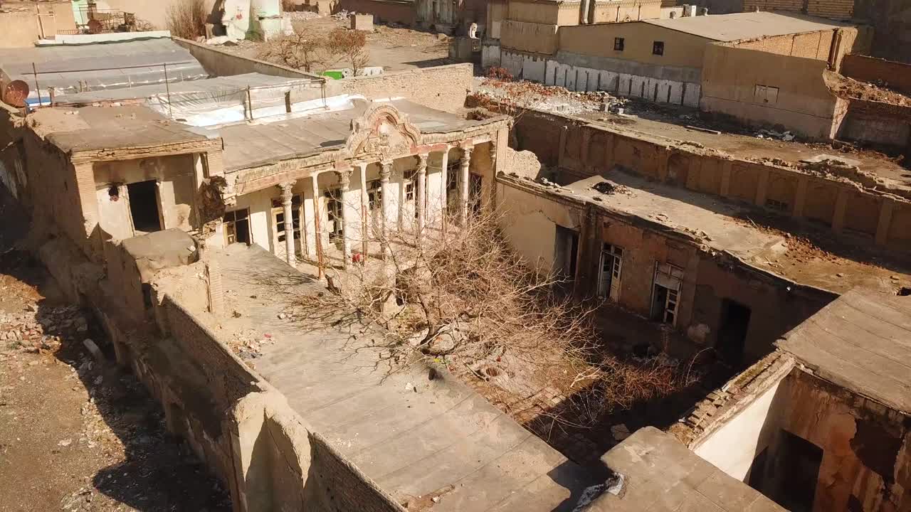 Rovine di una vecchia casa tradizionale al tramonto estivo in una città urbana. Concetto di restauro e urbanizzazione. Ripresa aerea con drone che sorvola il paesaggio storico della vecchia casa a Teheran, Iran, Medio Oriente, Asia