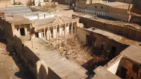 ruinas de casas antiguas tradicionales hora de la puesta de sol en verano en la ciudad urbana restauración concepto de urbanización disparo aéreo drone volar sobre el paisaje histórico de la casa antigua en teherán irán oriente medio asia