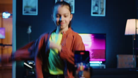 niños influyentes bailan en el estudio, grabando video con teléfono móvil para los usuarios de internet de la generación z