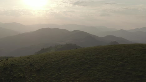 안개가 자욱하고 화창한 날의 푸른 산 목초지, 프랑스의 iraty