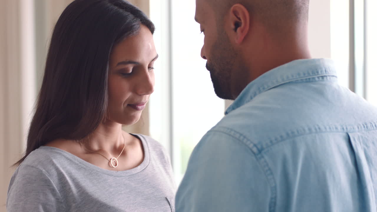 amor, apoyo y confianza con una pareja abrazada