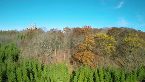 Una-Bonita-Toma-Aérea-Que-Se-Eleva-Por-Encima-De-Las-Copas-De-Los-árboles-Revela-El-Monasterio-Cristiano-De-Holy-Hill-En-La-Zona-Rural-De-Wisconsin.