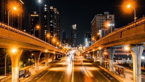 vista nocturna de pájaros de las tierras de la carretera de unión de varios niveles con automóviles en movimiento el tráfico de la carretera moderna con puente de paso elevado en el campo